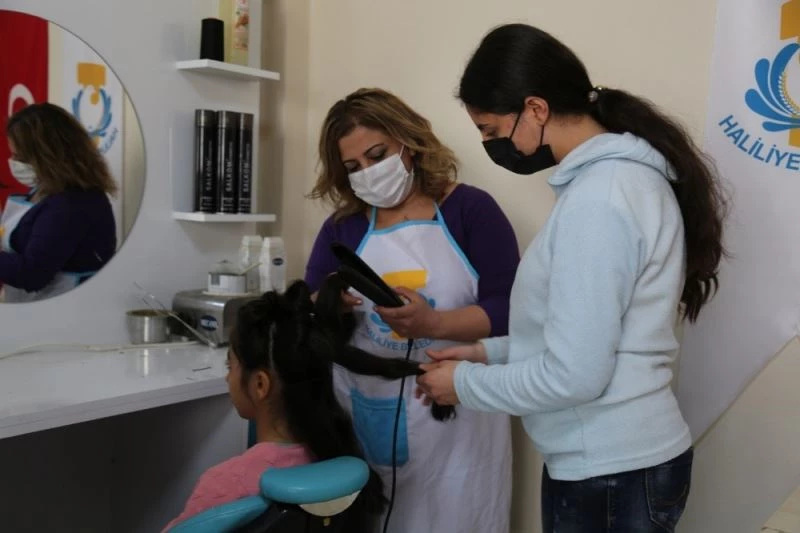 Açılan kurslarda kadınlar meslek sahibi oluyor
