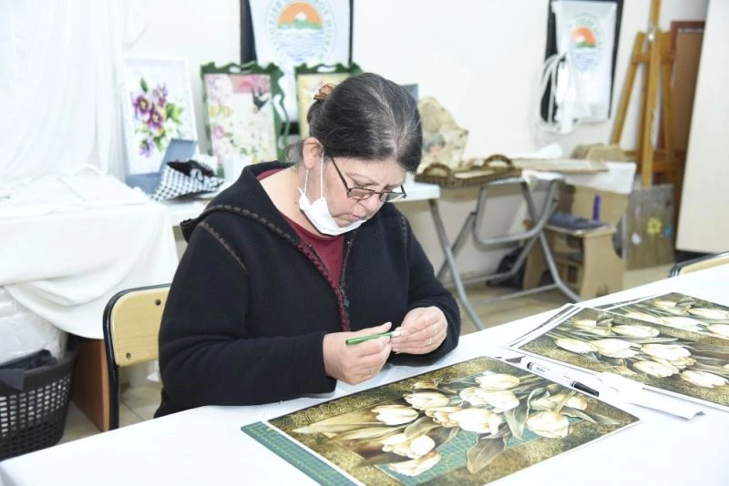 Kağıtları keserek 3 boyutlu tablo yapıyorlar
