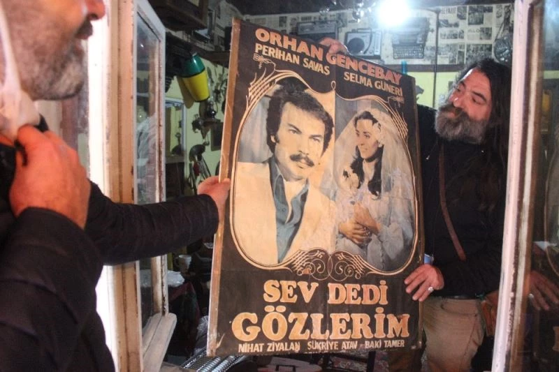 Dükkânı yıkıldı, antikalarını göz yaşlarıyla sattı
