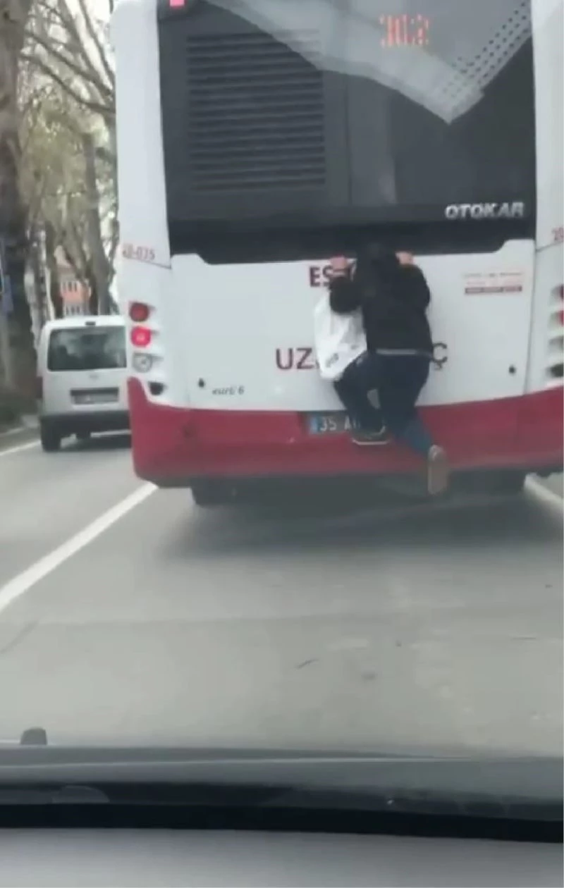 Hareket halindeki otobüse tutunarak canını hiçe saydı
