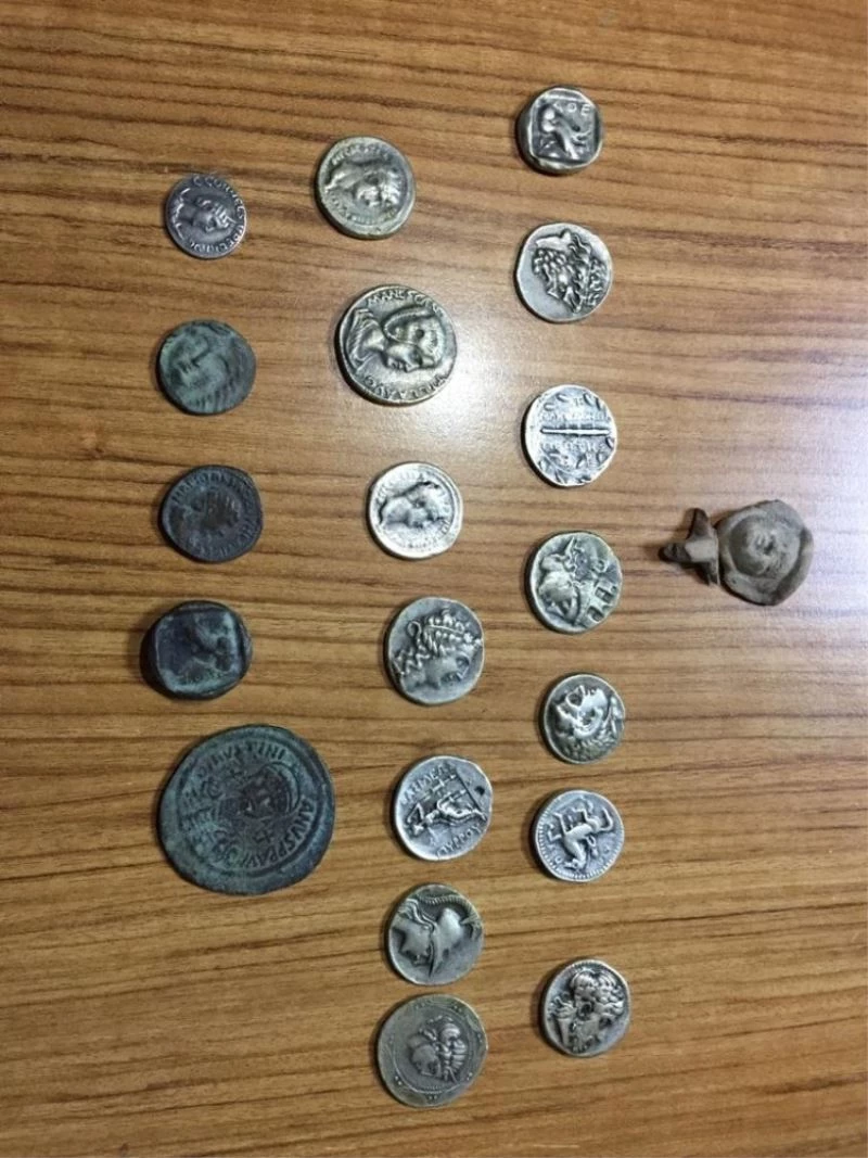 Bergama’da tarihi eser paralar ele geçirildi
