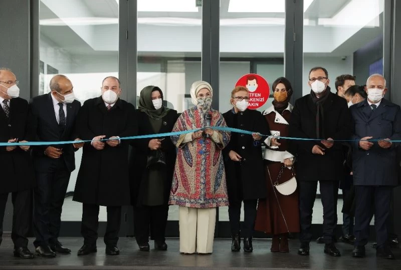 Emine Erdoğan tezgahın başına geçti dikiş dikti
