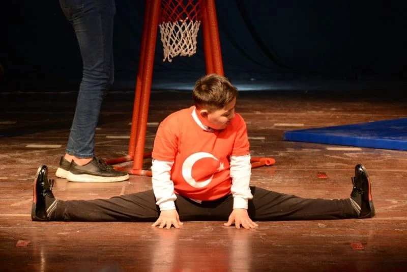 Down Sendromlu ve otizmli çocuklardan eğlenceli performanslar
