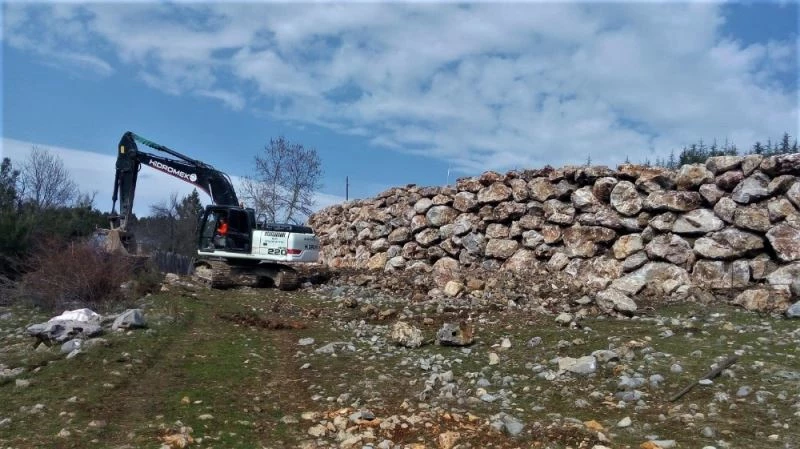 Heyelan riskine karşı okulun çevresine istinat duvarı örüldü

