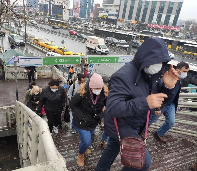 Metrobüs ve tramvayda sosyal mesafesiz yoğunluk dikkat çekti
