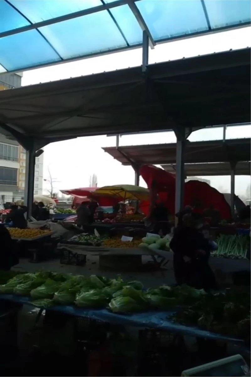 Fırtına pazarcılara zor anlar yaşattı
