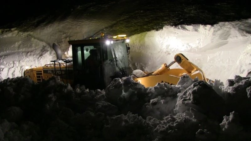 Artvin’in Macahel bölgesinde karla ve çığla mücadele gece gündüz devam ediyor
