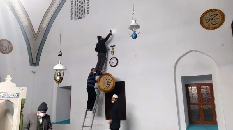 Sanatçılardan Kütahya Karagöz Ahmet Paşa Camii’ne hat desteği
