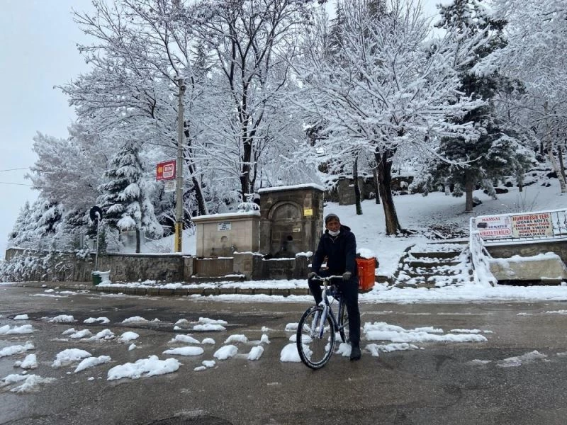 Kar ve soğuk havaya rağmen bisiklet tutkusundan vazgeçmedi
