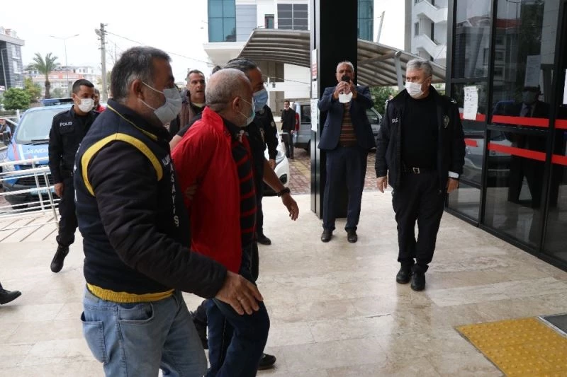 Eşini öldüren arkadaşına adliyeye girerken ’adamsın’ dedi, gözaltına alındı
