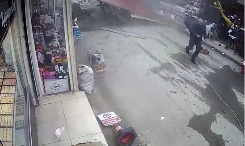 Fırtınanın uçurduğu çatının altında kalmaktan son anda kurtuldular
