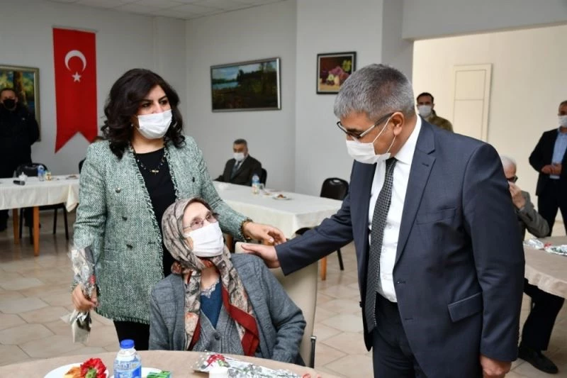 Vali Gürel yaşlılarla buluştu
