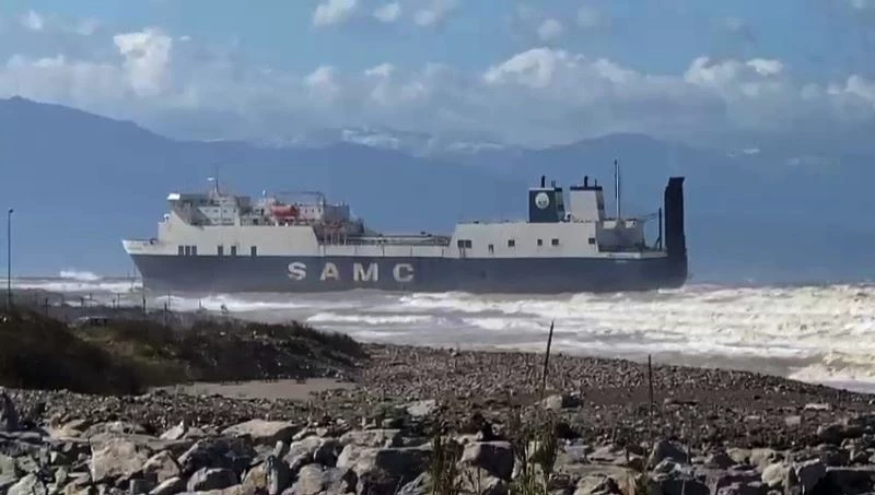 İskenderun Körfezinde hacizli gemi karaya oturdu
