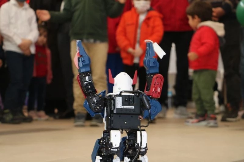 Halay çeken ve erik dalı oynayan robotlar ilgi odağı oldu
