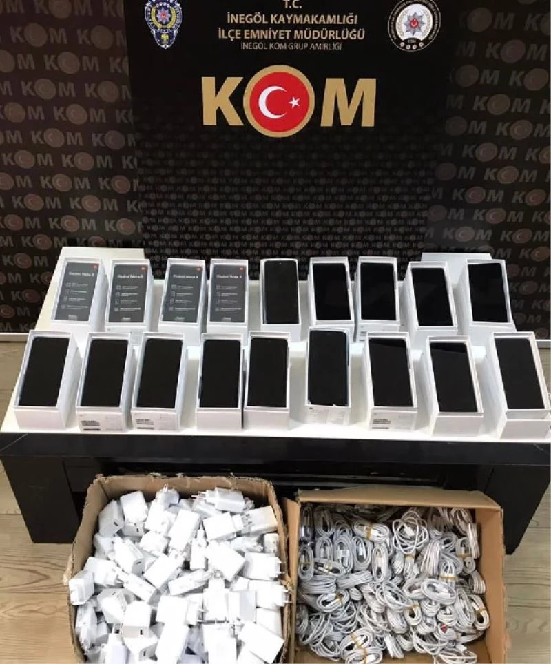 Gümrük kaçağı akıllı telefonları kargodan alırken yakalandı
