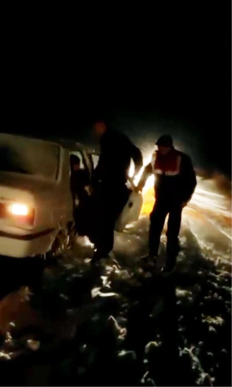 Açılmayan yolda mahsur kalan aileyi jandarma kurtardı
