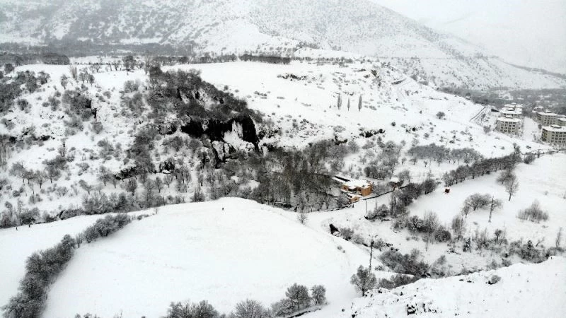 Karla yeniden beyaza bürünen Girlevik Şelalesi ziyaretçilerine görsel şölen sunuyor
