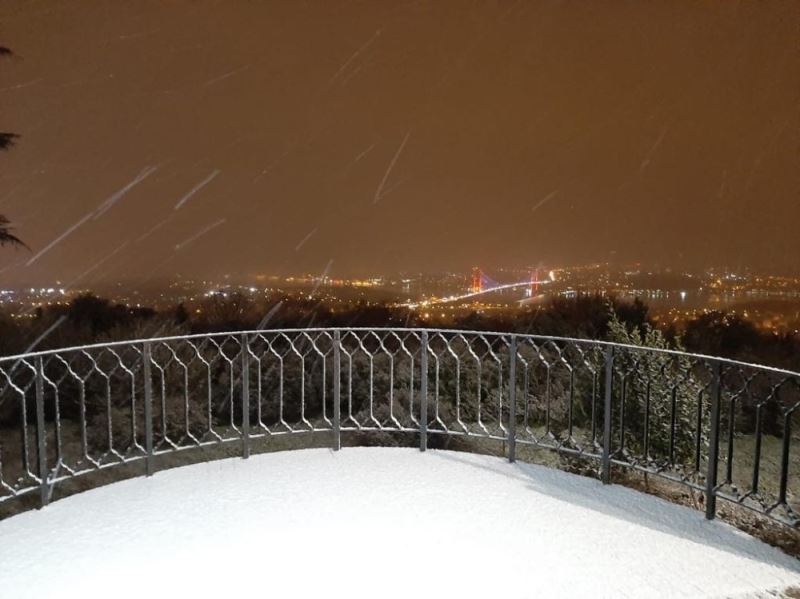 Anadolu Yakası’nda kar yağışı etkili olmaya başladı
