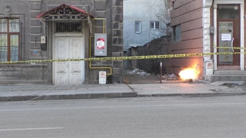 Kars’ta şüpheli çanta fünye ile patlatıldı
