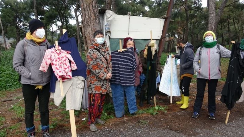 Hayvanseverler adadaki atların ahırlarını yıkılmasını dozer önüne geçerek engelledi
