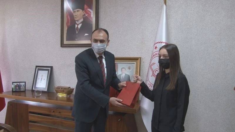 ‘Doğrusu Tasarruf’ kısa film yarışmasının birincilerine ödüllerini Çandıroğlu verdi
