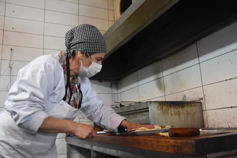 Kuaförlüğü bırakıp lokanta açan kadın usta, Adana kebabına lezzet katıyor