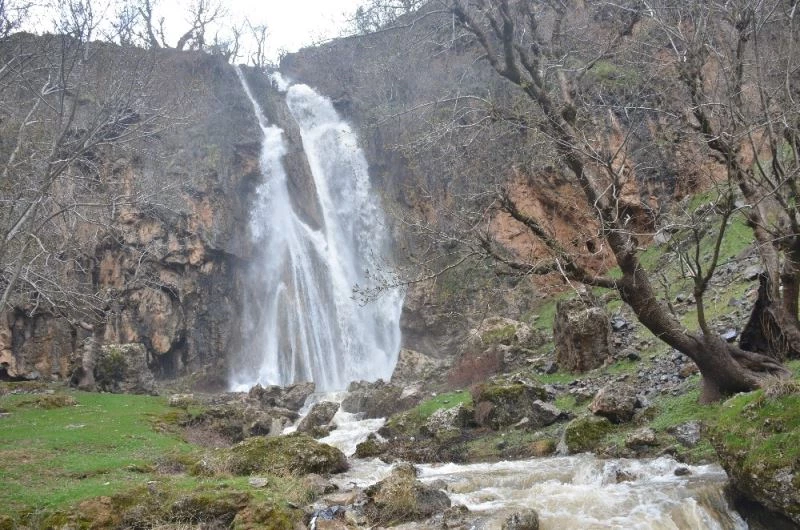 Şırnak’ta sağanak yağışın ardından şelaleler oluştu
