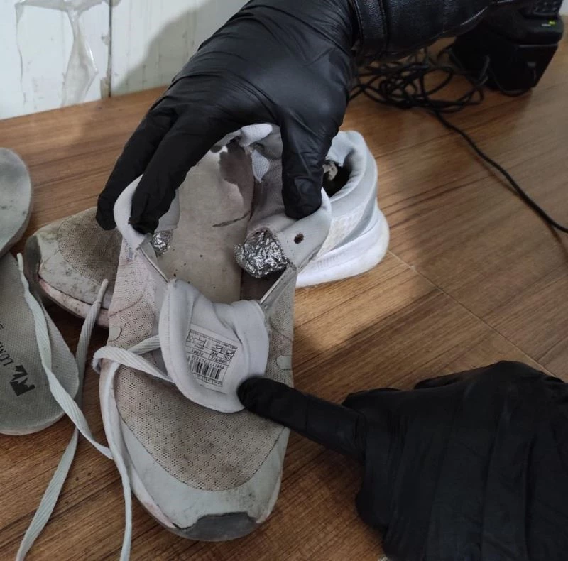 Uyuşturucuyu ayakkabısına saklamış
