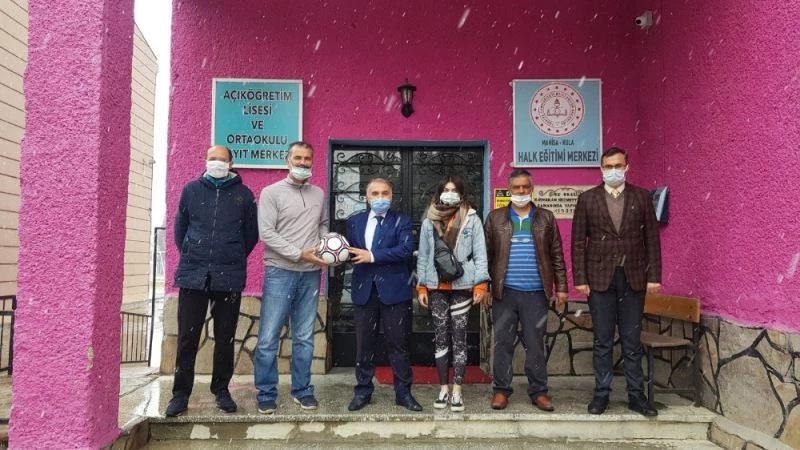 El dikimi futbol topunun ilk üretimi Kaymakam Duru’ya hediye edildi
