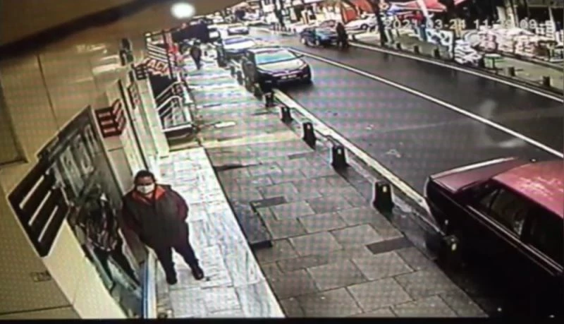 (Özel) Ümraniye’de dehşet anları: Kaput üstünde metrelerce sürüklendi
