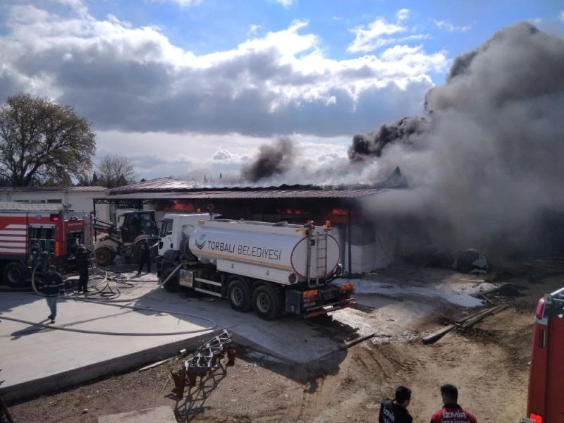 İzmir’de plastik saksıların ve zirai ilaçların bulunduğu depoda yangın
