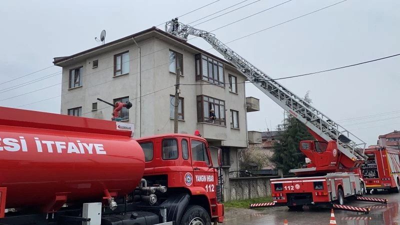 Bacada çıkan yangını meraklı gözlerle izlediler
