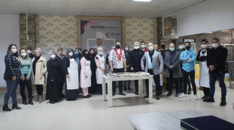 Profesyonel aşçılardan eğitim alıyorlar
