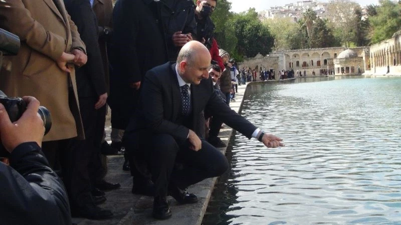 Bakan Karaismailoğlu: “Süveyş Kanalı’nda bir geminin karaya oturmasıyla adeta dünyanın lojistik hareketine bir darbe vuruldu”

