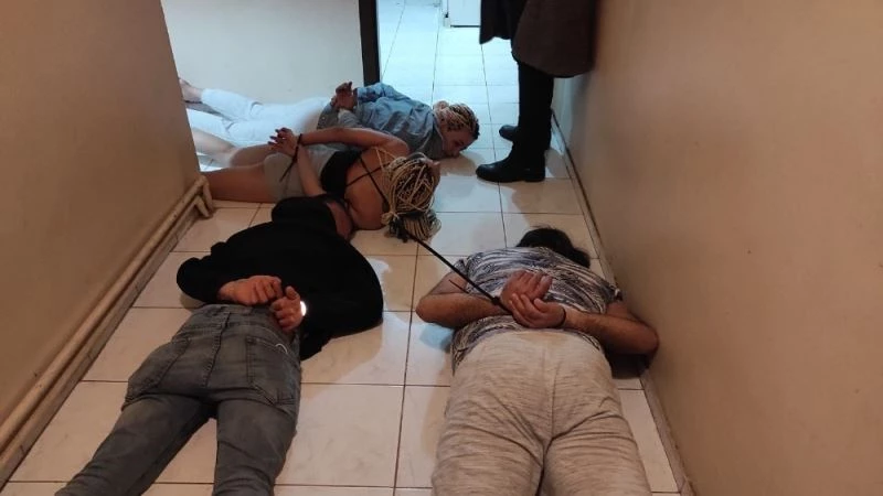 Ankara’da eve çağırdıkları kişileri gasp eden çeteye “Yarasa Kız” operasyonu: 115 gözaltı
