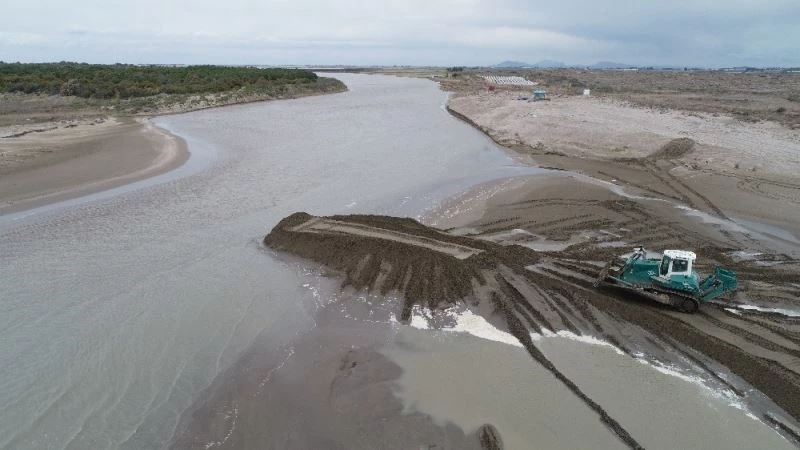 Atıkla kirlenen Karataş sahilleri drone ile görüntülendi
