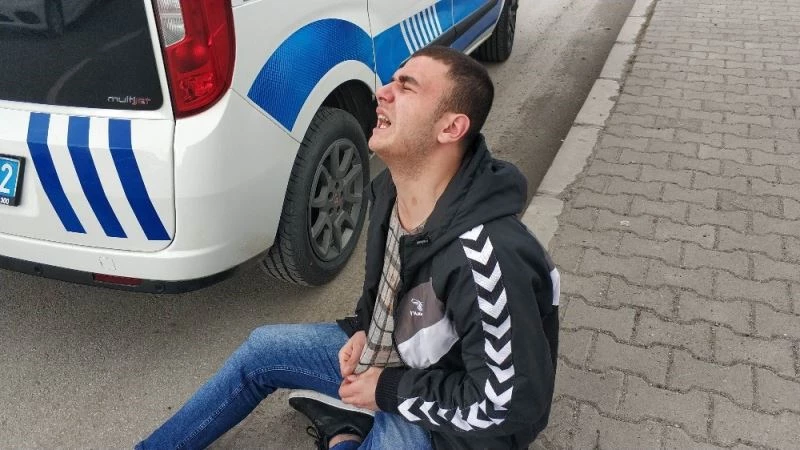 Hamile olan 3 aylık eşi seyir halindeki araçtan düşen kocanın feryatları yürekleri dağladı
