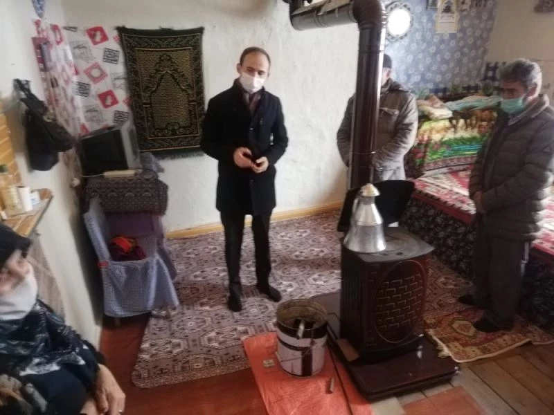 Kaymakam Sak, ihtiyaç sahibi vatandaşları dinliyor
