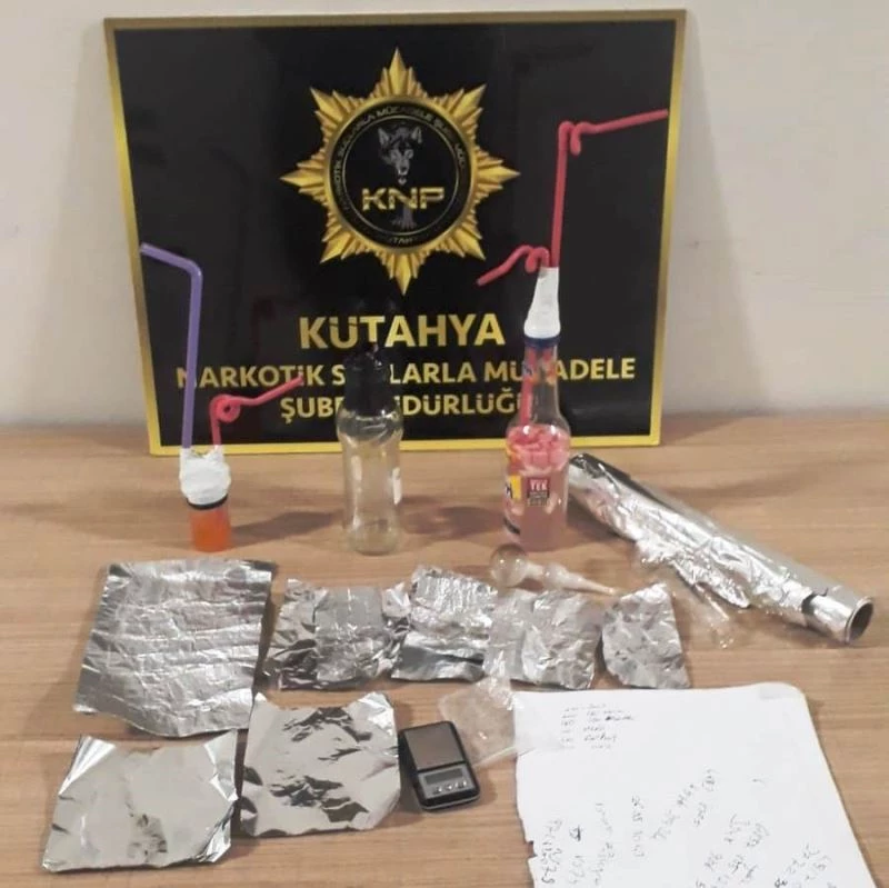 Kütahya’da 4 bin 100 adet içi kıyılmış tütünle doldurulmuş makaron ele geçirildi
