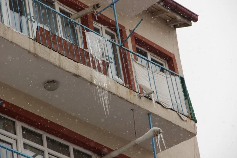 Temizlenmeyen buz sarkıtları tehlike saçıyor

