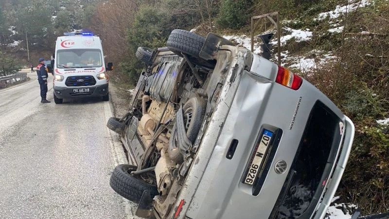 Kaygan yolda minibüs devrildi: 2 yaralı
