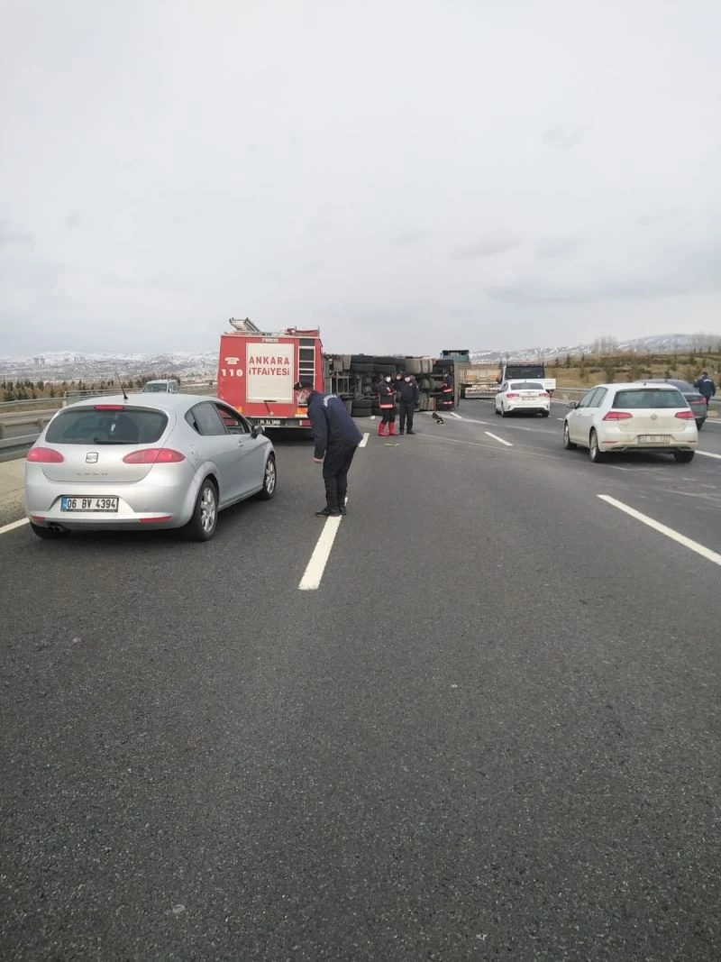 Üzerindeki yükü kayan kamyon devrildi
