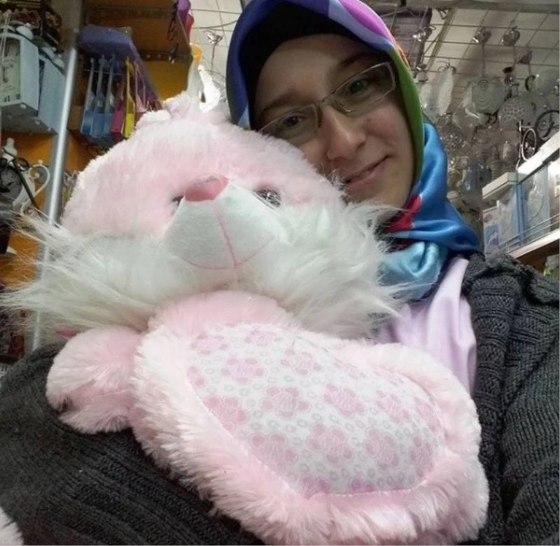 Annesinin ölümüne şahit olmaması için küçük kız, olay yerinden böyle uzaklaştırıldı
