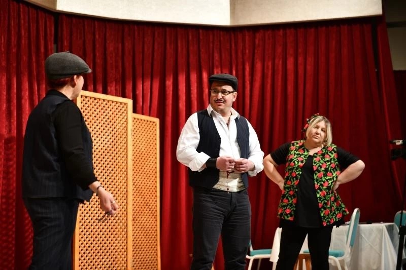 Bursa’da belediye başkanı ‘Lüküs Hayat’ın Rıza’sı oldu, sahnenin tozunu attırdı
