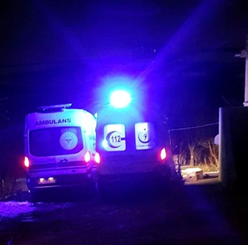 Çamura saplanan ambulansları belediye kepçe ile kurtardı
