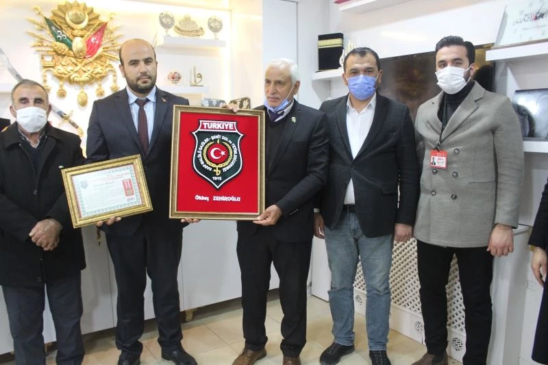 Şehitlikteki çalışmalara plaketli teşekkür
