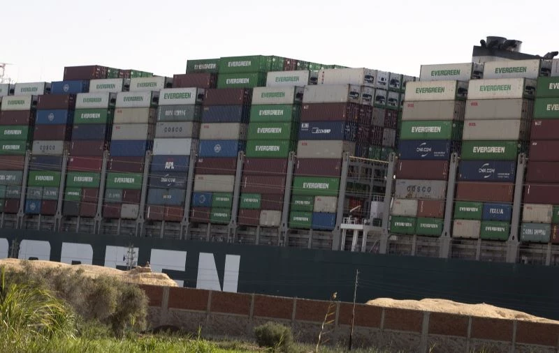 Süveyş Kanalı’nda sıkışan geminin bugün yüzdürülmesi bekleniyor
