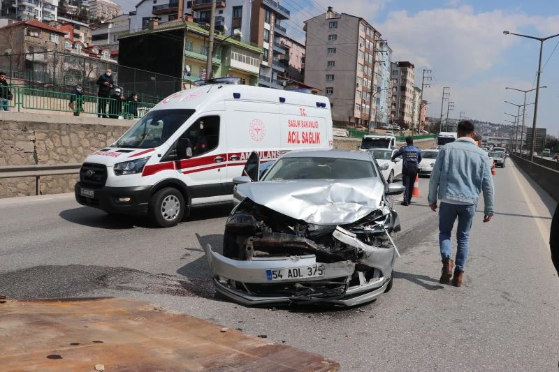 D-100’deki kazayı izlerken kaza yaptılar: 4 yaralı
