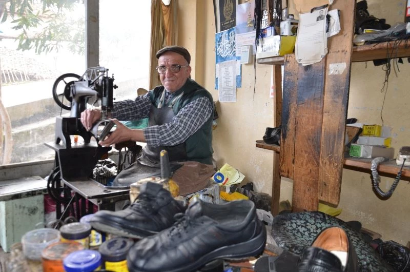 75 yıllık mesleğine 90 yaşında veda etti
