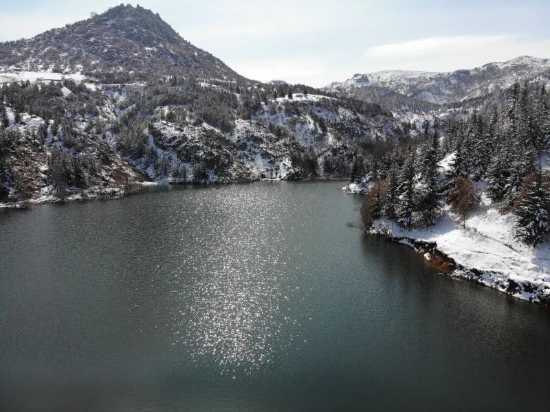Kar altındaki tabiat seyrine doyumsuz eşsiz manzara oluşturdu
